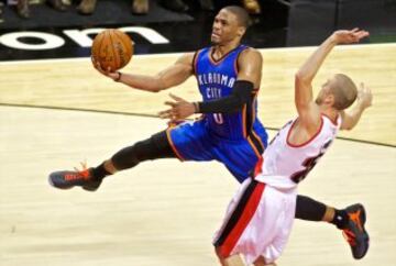 Russell Westbrook entra a canasta sobre Steve Blake.