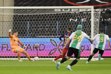 Ronald Araujo y Borja Iglesias observan como despeja el balón Marc-André ter Stegen desde de su área pequeña.