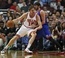 Pau manda, Rose brilla y Chicago sufre para ganar a los Sixers