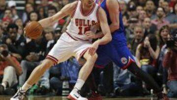 Pau Gasol postea ante Furkan Aldemir.