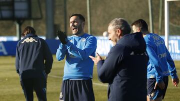 Lucas Pérez y Cano bromean en un entrenamiento del Deportivo.