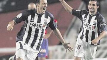 <b>ALEGRÍA INCONTENIBLE. </b>Kovacevic explotó tras marcar el definitivo 3-2. Tras él, Cifu, feliz, y Luccin, que no daba crédito a lo sucedido.