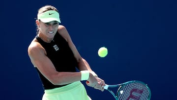 MIAMI GARDENS, FLORIDA - MARCH 21: Paula Badosa of Spain returns a shot to Iva Jovic of the United States on Day 5 of the Miami Open Presented by Itau at Hard Rock Stadium on March 21, 2026 in Miami Gardens, Florida. Matthew Stockman/Getty Images/AFP (Photo by MATTHEW STOCKMAN / GETTY IMAGES NORTH AMERICA / Getty Images via AFP)