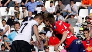 <b>CON TODO. </b>Joaquín, que en la imagen choca con Monreal, abrió el triunfo del Valencia.