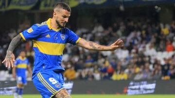 Boca Juniors' Argentine forward Dario Benedetto attempts a shot during the 2022 Supercopa Internacional football match between Boca Juniors and Racing Club, at the Hazza bin Zayed Stadium in Abu Dhabi on January 20, 2023. (Photo by KARIM SAHIB / AFP) (Photo by KARIM SAHIB/AFP via Getty Images)