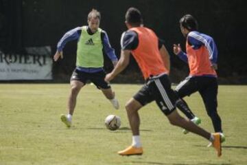 'El Pocho' seguirá conduciendo el medio campo embajador.