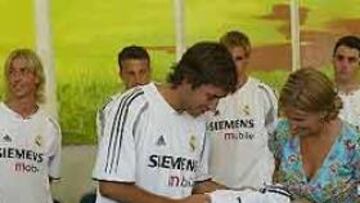 <b>VISITA Y OBSEQUIOS.</B> La alcaldesa de Jerez ha visito a los jugadores del Madrid y ha recibido una camiseta firmada por todos.