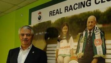 <b>PISTOLETAZO. </b>Francisco Pernía junto al cartel anunciador de la campaña de abonos 2011-2012.