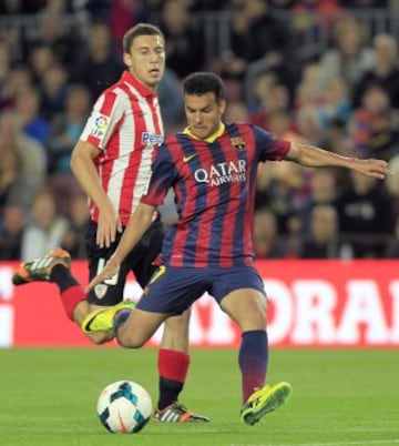 El delantero del FC Barcelona Pedro Rodríguez (d) intenta chutar ante el delantero del Athletic de Bilbao Óscar de Marcos (i), durante el partido de la trigésimo cuarta jornada de la Liga de Primera División que se juega hoy en el Camp Nou. 