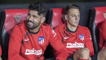 Diego Costa y Arias, en el banquillo durante un partido del Atleti.