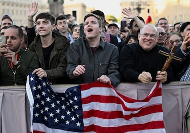 Miles de personas se congregan en la plaza de San Pedro para conocer al Pontífice y presenciar su saludo desde el balcón