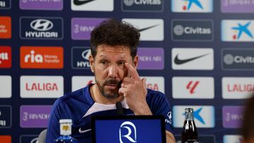 GRAF3103. MAJADAHONDA (MADRID), 20/04/2024.- El entrenador del Atlético de Madrid, Diego Pablo Simeone, durante la rueda de prensa posterior al entrenamiento realizado esta mañana en la Ciudad Deportiva de Majadahonda para preparar el partido de Liga de mañana domingo frente al Alavés. EFE/Zipi Aragón
