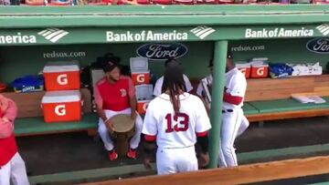 Música y baile en el dugout de los Red Sox