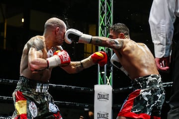 Marc "La Guerra" Vidal y Kiko "La Sensación" Martínez durante la pelea
