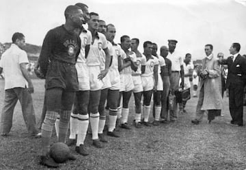 Paraguay fue la primera selección que derrotó a Brasil en su casa. Un año antes del Maracanazo, el 8 de mayo de 1949, ganó 2-1 en el estadio Sao Januario de Río de Janeiro, por el Sudamericano. Con esa victoria, los guaraníes obligaron a un partido de definición por el título, que perdieron 7-0 ante los locales. Enrique Avalos y Jorge Duilio Benítez anotaron para los albirrojos.