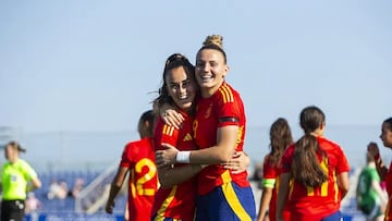Daniela Arques y Marisa García celebran uno de los goles de España Sub-19 a Irlanda del Norte.