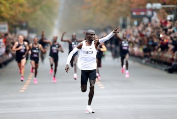 Kipchoge, de 34 años, se convirtió en Viena en el primer ser humano que baja de dos horas en 42.195 metros, la maratón aunque no será homologado como récord.