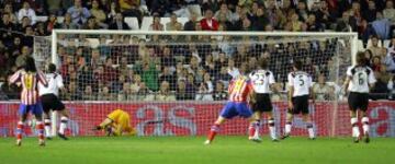 Fernando Torres marcando al Valencia en Mestalla en la temporada 2004/05.