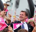 Jeremy Hunt rompe una campana con su entusiasmo