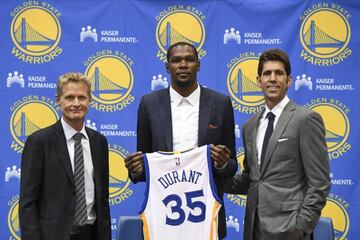 Kevin Durant firma con los Warriors; Kerr a la izquierda y Myers a la derecha