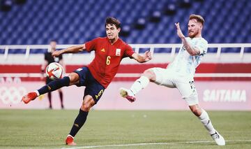 Martin Zubimendi y Mac Allister.