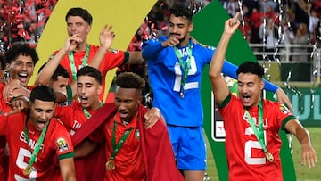 Rabat (Morocco), 08/07/2023.- Morocco players celebrate with the trophy after the AFCON U23 final match between Morocco and Egypt, in Rabat, Morocco, 08 July 2023. (Egipto, Marruecos) EFE/EPA/Jalal Morchidi