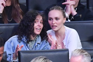 Lily-Rose Melody Depp, actriz, cantante y modelo francoestadounidense, junto a 070 Shake, cantante, compositora y m迆sica estadounidense.