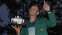 Sergio Garc&iacute;a se&ntilde;ala al cielo tras recibir el trofeo y la chaqueta verde de campe&oacute;n del Masters de Augusta.