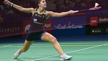 La jugadora española Carolina Marin devuelve el volante durante su partido ante la danesa Julie Dawall Jakobsen en su partido de primera ronda del Indonesia Open en Yakarta.