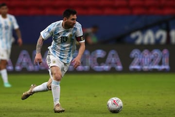 Lionel Messi of Argentina controls the ball during a group A match between Argentina and Chile as part of Conmebol Copa America Brazil 2021 at Mane Garrincha Stadium on June 18, 2021 in Brasilia, Brazil.
