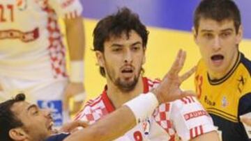 <b>DUREZA. </b>Igor Vori intenta controlar a Sarmiento, mientras que otros dos croatas evitan que haya pase para Julen Aguinagalde.