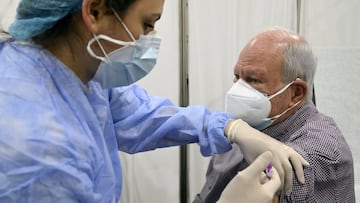 ¿Por qué se están contagiando personas vacunadas? Los expertos señalan tres factores