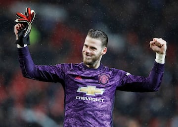 El portero espa?ol del Manchester United es el guardameta mejor pagado del mundo. De Gea, que lleva defendiendo la porter¨ªa de Los Diablos Rojos desde la temporada 2011-12, gan¨® casi 23 millones de euros el a?o pasado, de los cuales m¨¢s de 20 son debido a su salario.
