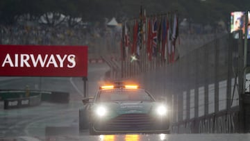 El coche de seguridad prueba la pista en Interlagos.