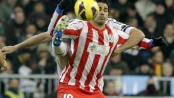 GRA241. MADRID, 01/12/2012.- El delantero brasile&ntilde;o del Atl&eacute;tico de Madrid, Diego Costa, intenta controlar el bal&oacute;n ante un rival del Real Madrid, durante el partido correspondiente a la decimocuarta jornada de Liga en Primera Divisi&oacute;n que se disputa esta noche en el estadio Santiago Bernab&eacute;u. EFE/Ballesteros