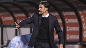 Futbol, Universidad Catolica vs Deportes Antofagasta.
Decimoquinta fecha, campeonato nacional 2018.
El entrenador de Universidad Catolica Beat San Jose da instrucciones a sus jugadores durante el partido de primera division disputado contra Deportes Antofagasta en el estadio San Carlos de Apoquindo de Santiago, Chile.
Felipe Zanca/Photosport
Football, Universidad Catolica vs Deportes Antofagasta.
Fifteenth date, National Championship 2018
Universidad Catolica's manager Beat San Jose instructs his players during the first division football match played against Deportes Antofagasta at the San Carlos de Apoquindo stadium in Santiago, Chile.
26/05/2018
Felipe Zanca/Photosport