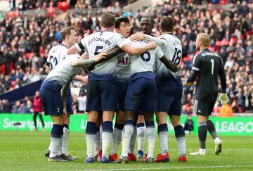 Tottenham gana 3-1 en casa con gol de Sánchez. Este es el noveno gol como profesional del colombiano.