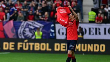 PAMPLONA, 02/11/2024.- El jugador croata del Osasuna Ante Budimir muestra una camiseta con el mensaje 'Fuerza Valencia' antes del inicio del partido de la 12ª jornada de LaLiga contra el Osasuna en el Estadio de El Sadar, en Pamplona, este sábado. EFE/ Iñaki Porto