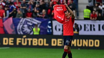 PAMPLONA, 02/11/2024.- El jugador croata del Osasuna Ante Budimir muestra una camiseta con el mensaje 'Fuerza Valencia' antes del inicio del partido de la 12ª jornada de LaLiga contra el Osasuna en el Estadio de El Sadar, en Pamplona, este sábado. EFE/ Iñaki Porto