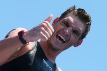 El nadador griego, Spyridon Gianniotis, contento tras ganar la medalla de oro en la prueba de aguas abiertas de 10 km.