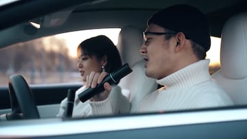 Tesla lanza un micrófono para cantar en el coche