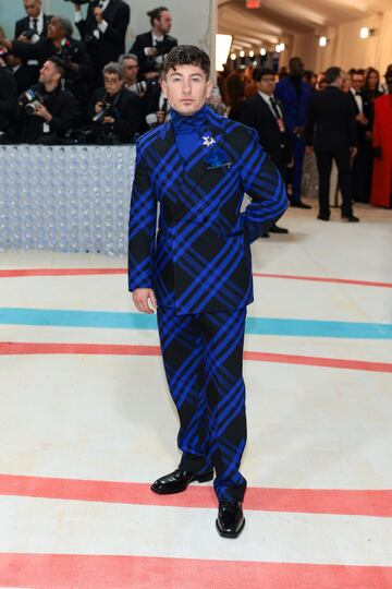 Barry Keoghan posa con un traje de Burberry.