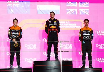 El ganador de la carrera Max Verstappen, el segundo clasificado Oscar Piastri de Australia y el tercer clasificado Lando Norris en el podio durante el Gran Premio de F1 de Qatar en el Circuito Internacional de Losail.