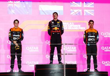 El ganador de la carrera Max Verstappen, el segundo clasificado Oscar Piastri de Australia y el tercer clasificado Lando Norris en el podio durante el Gran Premio de F1 de Qatar en el Circuito Internacional de Losail.