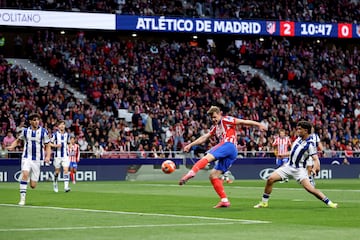 3-0. Mal despeje de la zaga de la Real Sociedad, y en el rechace, Alexander Solorth fusila a Alejandro Remiro.