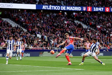 3-0. Mal despeje de la zaga de la Real Sociedad, y en el rechace, Alexander Solorth fusila a Alejandro Remiro.
