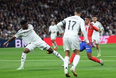 Soto Grado señala pena máxima por el pisotón de Tchouameni sobre Samu Lino. 