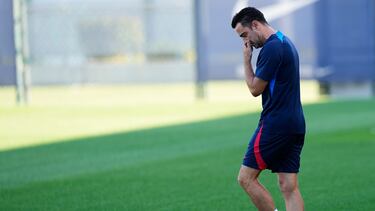BARCELONA, 15/10/2022.-El entrenador del Fc Barcelona Xavi Hernandez durante el entrenamiento que el equipo ha llevado a cabo este sábado, previo al clásico ante el Real Madrid, este sábado en la ciudad deportiva Joan Gamper. EFE/Alejandro García