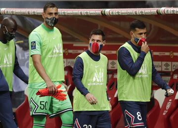 Messi, con el peto de suplente, antes del partido.