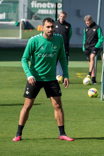 Borja Iglesias, durante el último entrenamiento del Betis.
